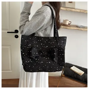 Vista dettagliata della borsa nera con stelle e grande fiocco in un ambiente di vita.