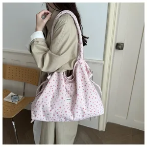 Detalle bolso de hombro de pana rosa con estrellas, suave y gran capacidad diario.