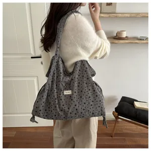 Bolso bandolera de pana gris con estampado de estrellas negras, diseño casual de gran capacidad.