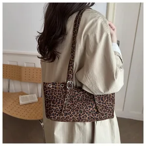 Schicke Damen Schultertasche mit Leo Muster, stilvolle Nietenhandtasche mit verstellbarem Gurt.