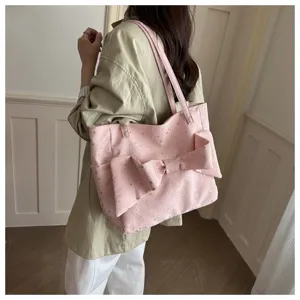 Borsa tote in tela rosa con grande fiocco e dettagli con stampa di stelle argentate.