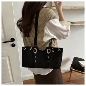 Schwarze Wildleder Shopper Tasche mit silbernen Oesen und Schnallen, stilvolle Damentasche.