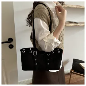 Schwarze Wildleder Umhängetasche für Damen, stilvolle Tasche mit Metallösen und Schnallen.