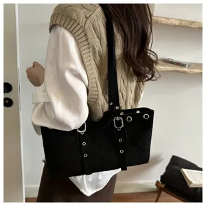 Schwarze Damen Schultertasche Shopper mit Metall Schnallen und Oesen Design, Freizeittasche.