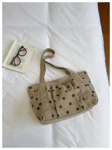 Vista dettagliata della borsa tote in tela cachi con pois marrone scuro, stile casual.
