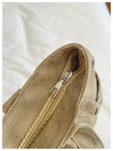 Primo piano dettagliato della cerniera e della texture del sacchetto tote kaki casual.