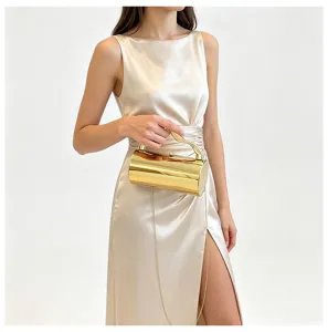 Metalige cilinder avondtas met kettingriem, elegante gouden clutch voor feestjes.