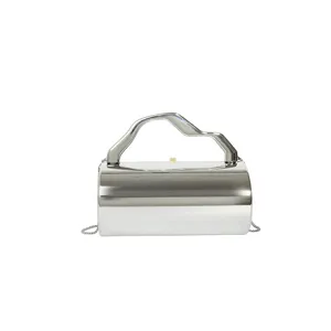 Zilveren metalen hard-shell avondtas voor dames met abstract handvat en kettingdetail.