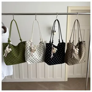 Borsa shopper in tela a pois, grande borsa a spalla casual con ciondolo orsetto grazioso.
