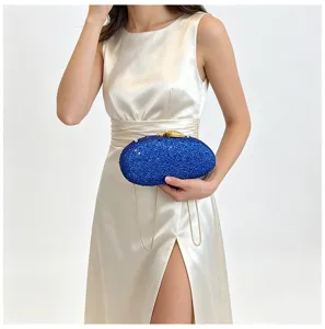 Sac de soiree pochette strass bleu avec chaine doree pour femmes robe de fete vue de detail.