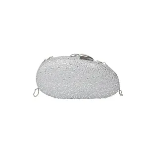 Sac de soirée strass argenté avec chaîne et fermoir pour femmes fêtes et robes de soirée chic.