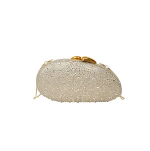 Sac de soirée élégant en strass avec bandoulière chaîne, design en cristal étincelant.