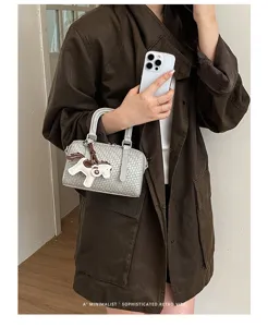 Chique minimalistische tonhandtas met paardenbedel, elegant kunstlederen design voor dagelijks.