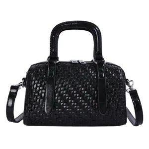 Zwarte geweven PU leer cilinder handtas detail, stijlvolle elegante crossbody tas.