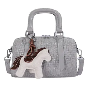 Grijs geweven PU leer cilinder handtas met handvatten, schouderriem en schattige paardenbedel.