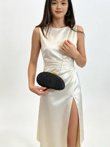 Élégante pochette de soirée noire en strass avec chaîne dorée pour fêtes de femmes.