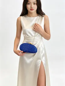 Élégante pochette de soirée bleue en strass avec chaîne, sac luxueux pour fêtes et mariages.