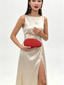 Élégante pochette de soirée en strass avec bandoulière chaîne pour fêtes et mariages.