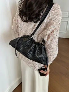 Chic sac porté épaule en cuir tressé noir pour femmes, design nuage tendance pour le travail.