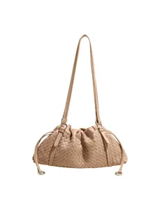 Elégant sac à bandoulière en cuir tressé beige, sac sous les bras chic et tendance.