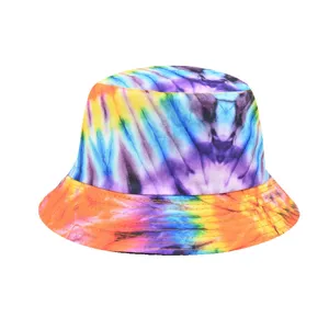 Vue détaillée de la texture du bob tie-dye vibrant, montrant un tissu coloré et des coutures.