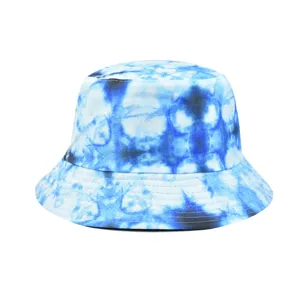 Détail chapeau bob tie-dye bleu, chapeau de soleil en tissu streetwear pour hommes et femmes.