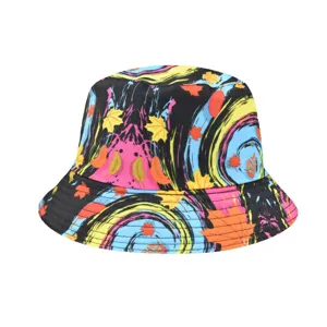 Vue détaillée du chapeau bob coloré et abstrait style tie-dye avec des feuilles d'automne.