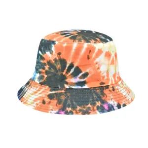 Vue détaillée du chapeau bob coloré tie-dye montrant des motifs abstraits et du tissu.