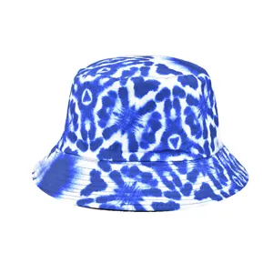 Vue détaillée de chapeau bob tie and dye bleu blanc, chapeau de soleil hip-hop mode.