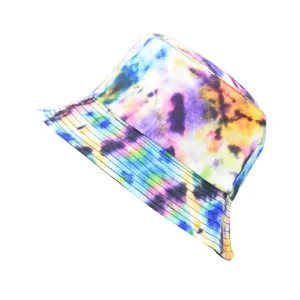 Vue détaillée du bob tie-dye coloré, mettant en valeur le style hip-hop et la texture.