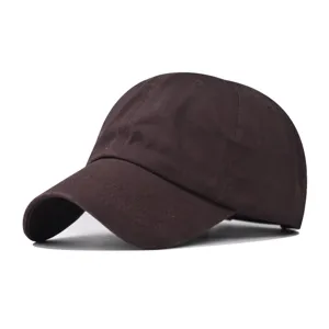 Primo piano del cappellino da baseball in cotone marrone scuro non strutturato con visiera cu