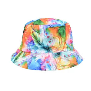 Vue détaillée du chapeau bob tie-dye coloré doté d'imprimés de plumes abstraits pour le printemps.