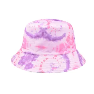 Gros plan sur la texture de tissu tie-dye rose et violet du chapeau et ses coutures.