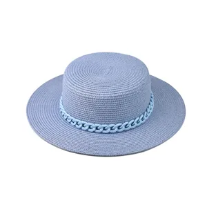 Blauer Strohhut mit Kettendetail Detailaufnahme mit Textur und Stil für Strandkleidung Sommer.