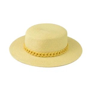 Gelber Strohhut mit Kettendetail, flache Krempe, Strandhut für Damen, ideal für Sommer und Outdoor.