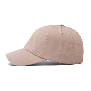 Cappellino da baseball in cotone tinta unita con corona morbida, vista dettagliata.