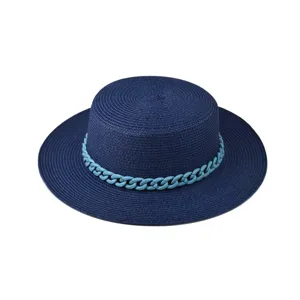 Dunkelblaue Strohhut Boater mit stilvollem hellblauen Kettenband für Damen Strandmode.