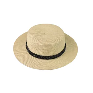 Klassischer Damen Strohhut mit flacher Krone und schwarzer Kette eleganter Sommer Sonnenhut.