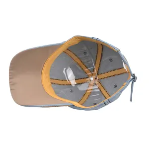 Vue intérieure de casquette de baseball en denim classique, sangle réglable, coutures durables.