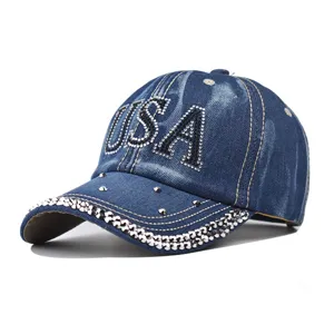 Vue détaillée de la casquette en jean bleu avec broderie brillante USA en strass et bord clouté.