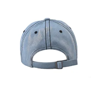 Vue détaillée arrière de casquette de baseball en denim lavé bleu clair avec boucle réglable.