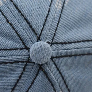 Gros plan detaille du sommet de la casquette de baseball en jean de couleur bleu.