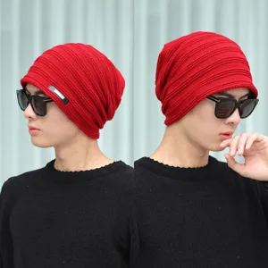 Bonnet en tricot rouge pour hommes et femmes bonnet d'hiver chaud avec badge décoratif