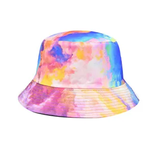 Détail de chapeau bob tie-dye coloré, tissu imprimé nuage, coutures et texture de bord.