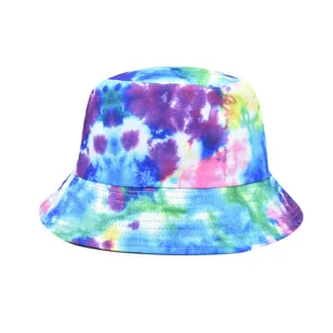Gros plan du chapeau bob tie-dye coloré, montrant un motif vif et de belles finitions.