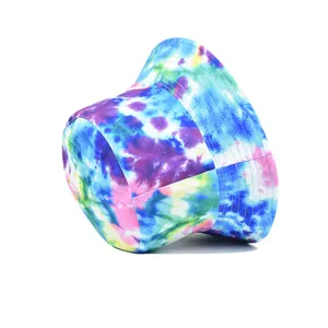 Vue rapprochée du bob tie-dye coloré montrant des motifs dégradés vibrants et des coutures.