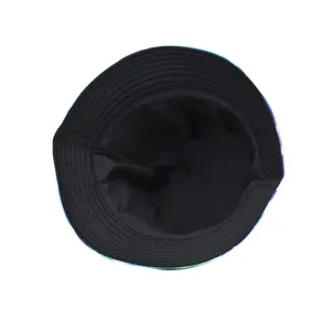 Vue détaillée de la doublure noire et des coutures d'un chapeau bob coloré et élégant.