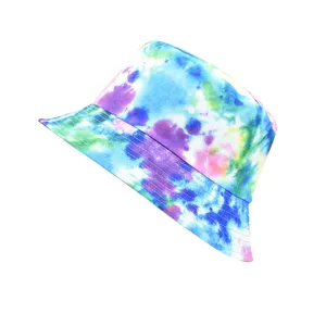 Vue détaillée du bob tie and dye affichant un motif coloré et un tissu doux.