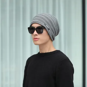 Bonnet en tricot gris avec décor métallique, bonnet chaud slouchy hiver vue détaillée.