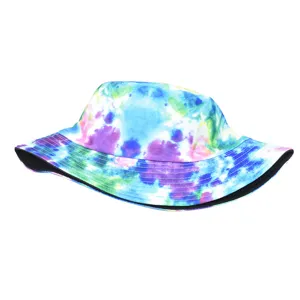 Détail de gros plan du chapeau bob tie-dye coloré, tissu aux motifs multicolores